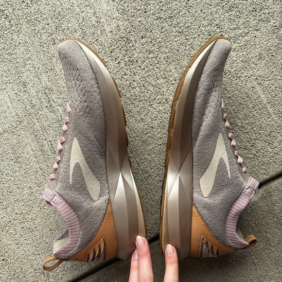 NWOT Brooks Levitate 2 Limited Edition Le Pink Running Shoes size 10 - Picture 5 of 8